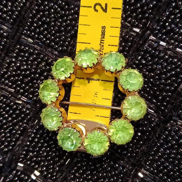 Vintage rhinestone 10 stone light green wreath shaped brooch. - Picture 3 of 13